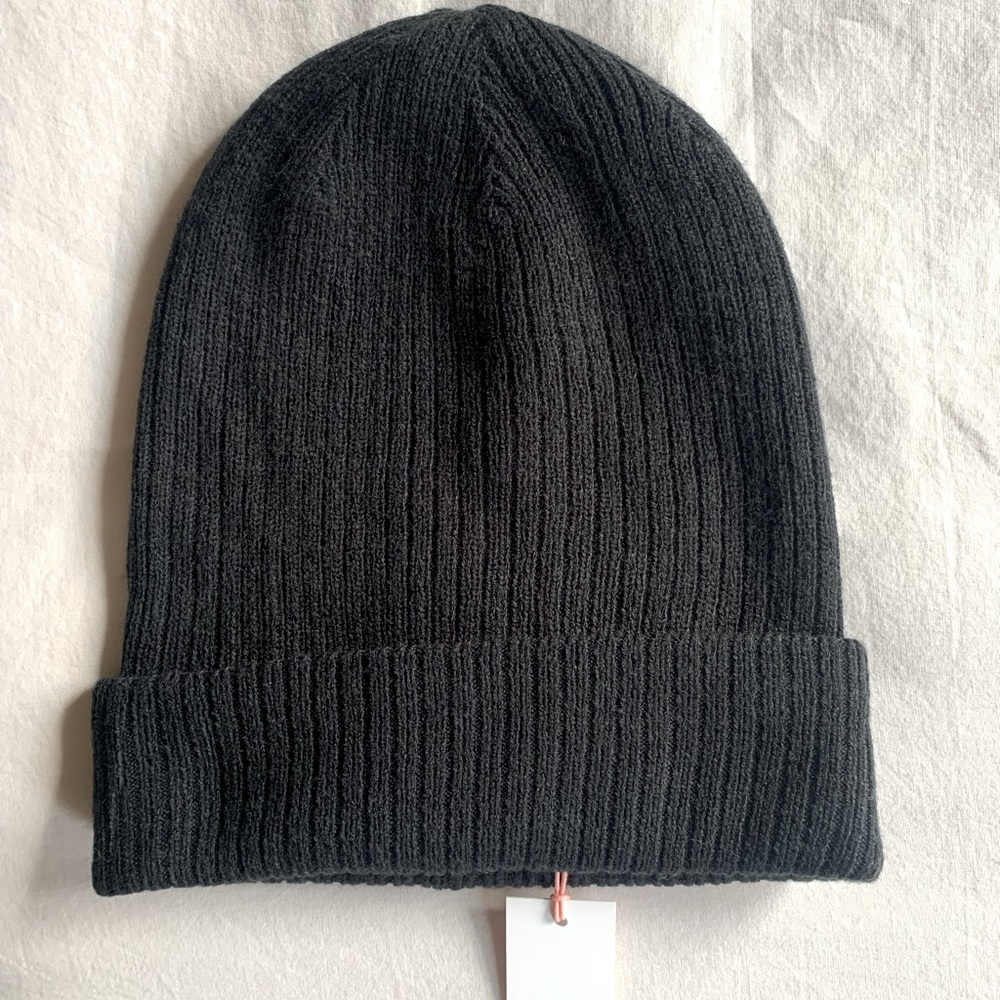 Aritzia Main Character Black Ribbed Beanie